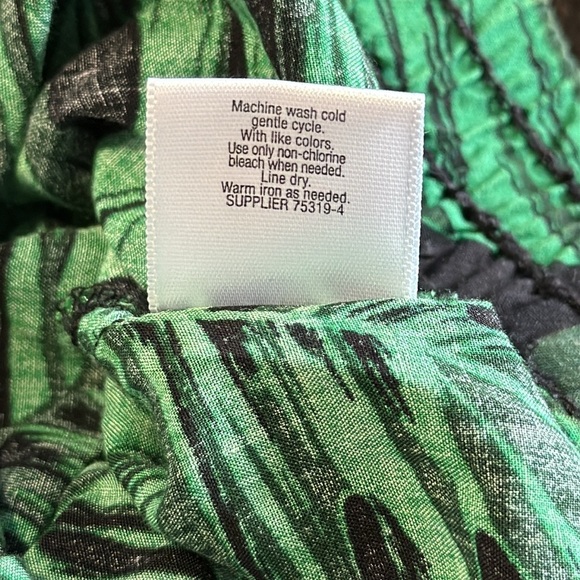 a.n.a Lightweight Pull On Floral Print Women's Shorts Size XL in Green & Black - Picture 8 of 8